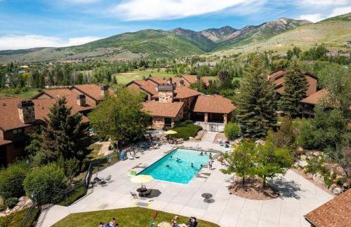 Mountainside Ski & Golf Retreat - Photo 21