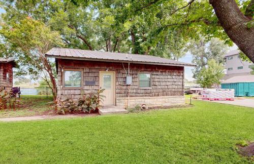 Classic Lakefront Cottage with Private Dock, Lovely Lake View, Backyard & WiFi - Foto 18