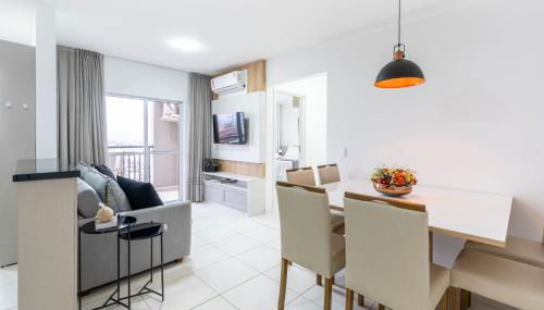 Apartamento 150m da PRAIA com SACADA, WI-FI AR CONDICIONADO, PISCINA, PORTARIA 24h, PLAYGROUND e vaga de GARAGEM - Foto 2