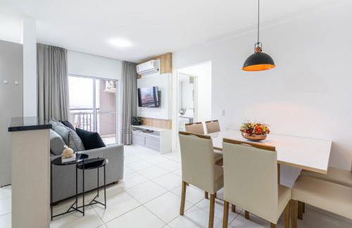 Apartamento 150m da PRAIA com SACADA, WI-FI AR CONDICIONADO, PISCINA, PORTARIA 24h, PLAYGROUND e vaga de GARAGEM - Foto 2