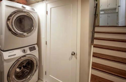 Celebration Chalet! Quant, cozy, a few blocks from BSU and close to downtown Boise, Fireplace, 4 beds, and seating for 6 Pets Welcome! - Photo 23