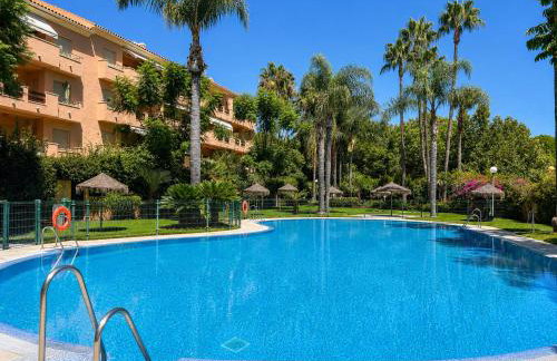 Marbella Dunas de Cabopino 2BR Apartment with Private Garden, Pool & Parking - Magnolia Properties - Foto 2