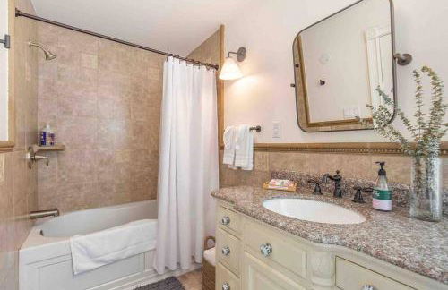 Spacious Retreat with guest house, game room, parking in N Tacoma - Foto 36