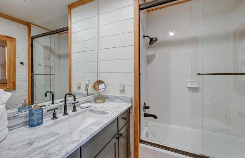 Deck, Fire Pit and Game Room! Wooded Cashiers Escape - Foto 17