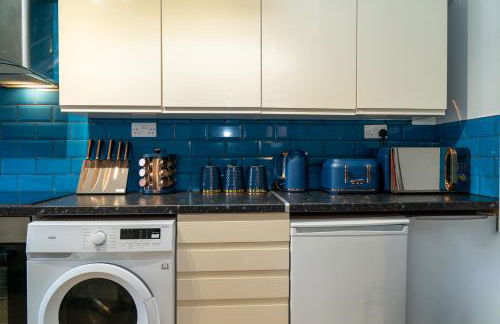 Free Parking New Modern Gem in Harrow - Photo 15