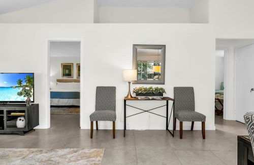 Luxurious Golf Retreat Villa in PGA National! - Photo 19