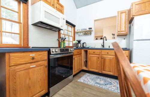 Modern Woodland Escape w Wshr dryer and Large Yard - Foto 16