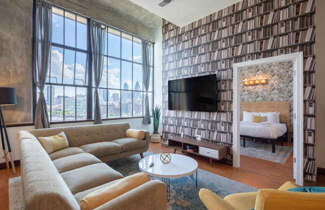 Sosuite 2BR Penthouse w W D Gym On-site Bar - Photo 1