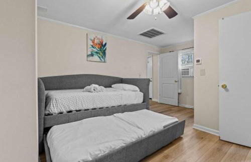 The Mid-Century Hub Close to Everything - Photo 10