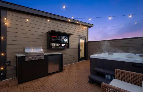 Modern Multi-Level Retreat with Rooftop Hot Tub - Foto 5