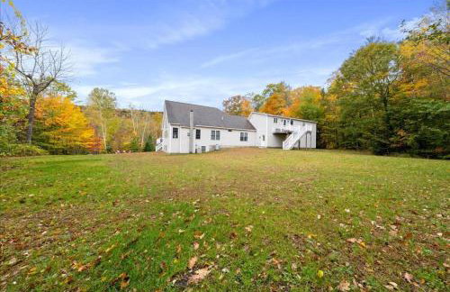 White Mountain Retreat with Theater, Fire Pit, Game Room and River Access - Foto 58