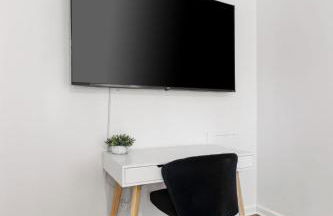 Stylish 2BR Urban Stay Near CAE Pet Friendly - Photo 16