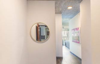 Bright & Modern 2BR Perfect City Escape - Foto 25