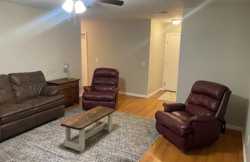 Cozy 3 Bedroom Home in Quiet Neighborhood - Photo 6