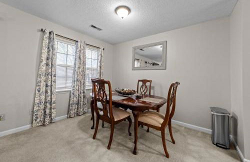 Quiet 2 Bedroom Condo In Greensboro - Photo 16