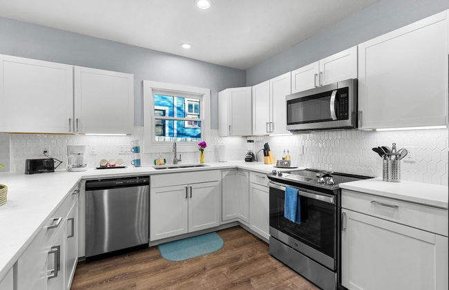 Inviting 4BR 2 5BA Downtown Home With Ample Space - Photo 11