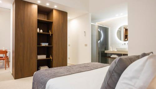 Nora's Suites - Photo 2, wardrobe