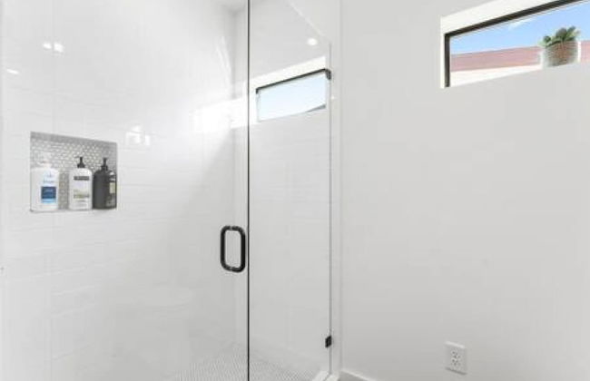 East Downtown 3BR Condo Free Parking Sleeps 7 - Foto 19