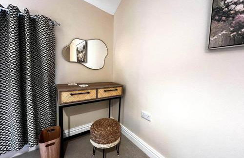 Elegant Hayfield Escape - Heart of Peak District - Photo 9