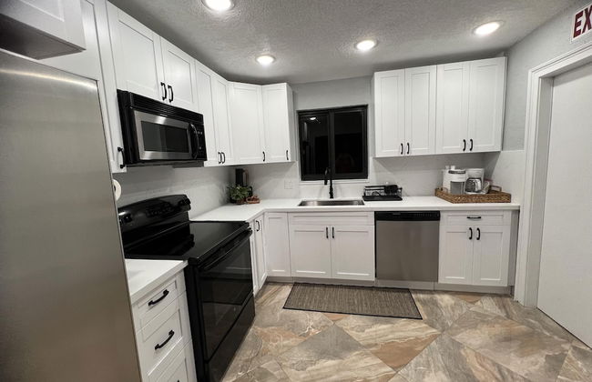 Stunning 3-bed House in Hollywood With hot tub - Photo 6