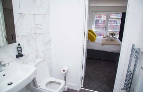 Bridge Court by Sterling Edge Apartments - Luxury Aparthotel - Stylish 1-bed Apartments - Balcony with Canal View or Private Garden - Free Parking - Foto 57