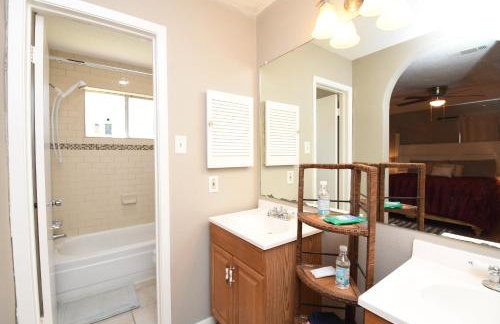 10 Minutes from IAH and Mall, Newly Rehabbed - Foto 45