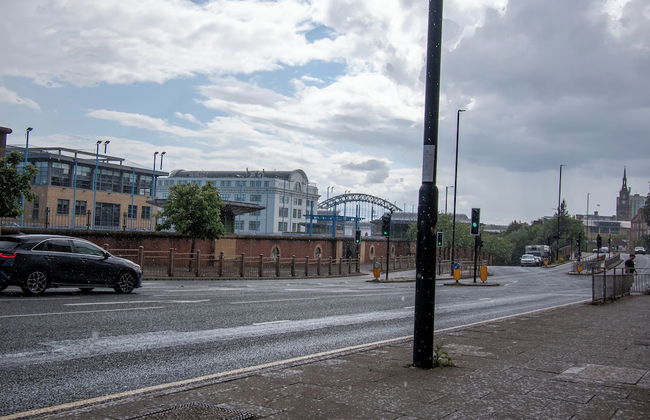 Two Bedroom Newcastle City Quayside Apartment - Photo 14