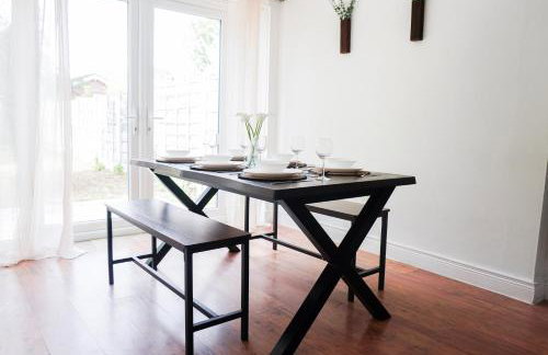 Spacious 3BR Weekend Getaway Home Near Etihad and Coop Live - Free Parking! - Foto 31