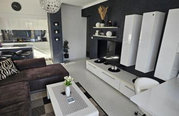 Laura Exclusive, dizajnerski uređen stan, izvrsno opremljen, self check-in - Foto 1