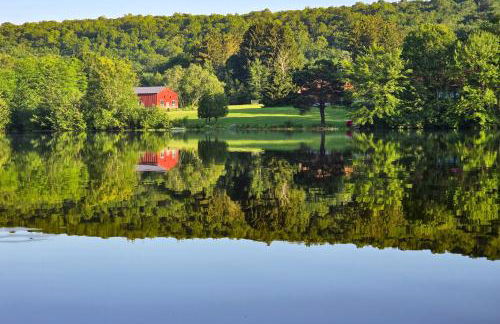 Hot Tub, Dock, Pool Table! Lakefront Poconos Haven - Foto 4