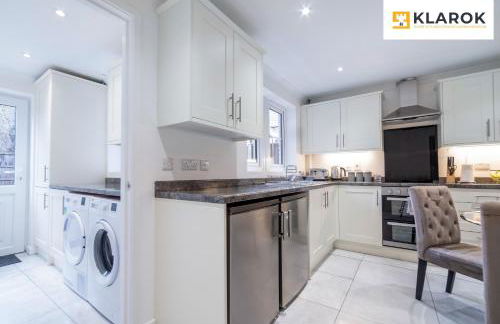 LONG STAYS 30pct OFF - Spacious 4Bed - Sports Channels - Parking By Klarok Short Lets & Serviced Accommodation - Foto 3