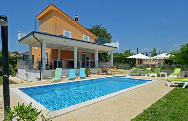 Exquisite Secluded Villa With Pool - Photo 31