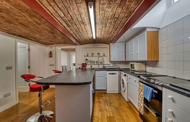 Host Stay The Basement on the Tything - Foto 10