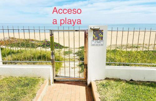 Apartamento en primera línea de playa con piscina y garaje gratuito - Foto 15