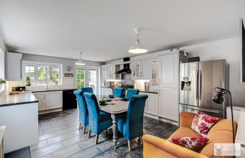 Silver Stag Properties Large 4 bed Property - Photo 3