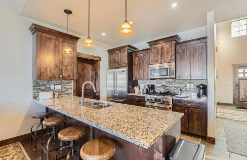 Private Hot Tub, Close to Resorts - Private Hot Tub - Close to PC, Mountain Mansion Family Getaway - Photo 12