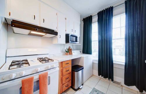 Retro 1BR in Elizabeth with Porch & Eclectic Design - Foto 18