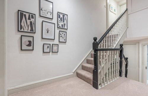 Chester Manor - 5 BR - Sleeps 10 - Free Parking - Foto 28