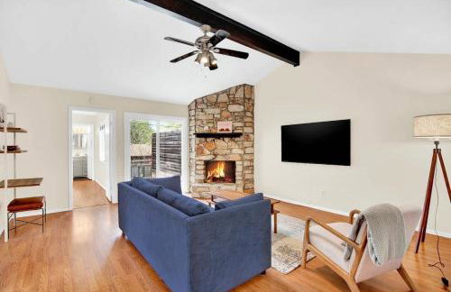 2BR 2BA Cozy Bungalow with Backyard in Montclaire - Zilker Area - Foto 1