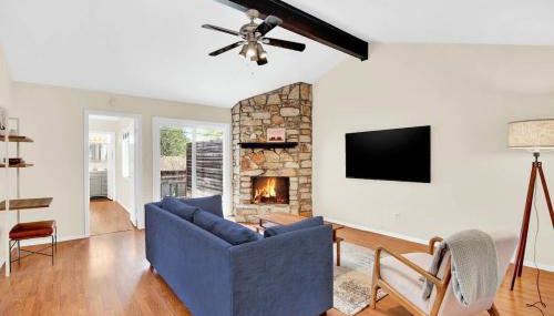 2BR 2BA Cozy Bungalow with Backyard in Montclaire - Zilker Area - Foto 1