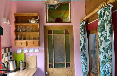 The Fabulous flower hut - Photo 11
