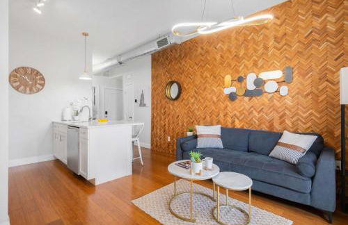 Jennifer's Chic 2nd Floor Apt Private Deck w Views - Photo 6