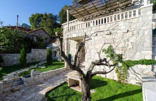 Breathtaking Scenic Villa with Pool - Photo 43