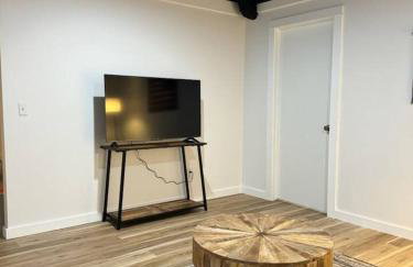 Cozy 2BR Condo w Private Patio - Vintage Charm - Foto 20