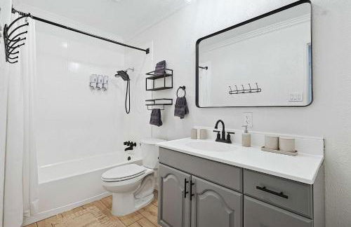 Charming 3Bd 2Ba Home with Private Pool - Foto 17