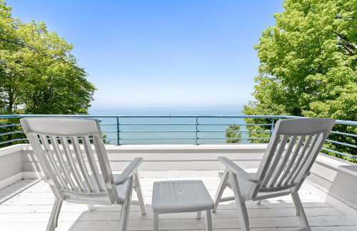 Experience luxury at Lakefront Villa - Foto 2