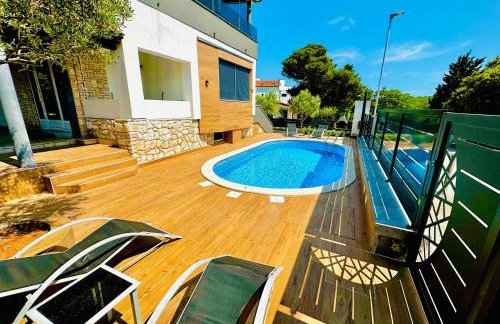 SANJA - with a large covered terrace and pool - Foto 1