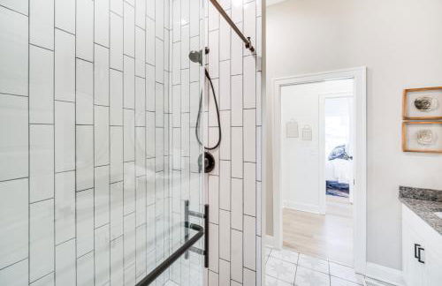 Walk to Lake Erie Sleek Retreat with Screened Patio - Foto 16