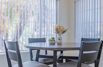 Modern House with Office Cornhole Near Freeways - Foto 15