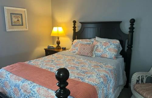 NEW LISTING! Centrally Located with Pool and Beach Views - Foto 3